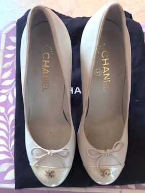 Gorgeous White Chanel Pumps Size 38.5 w original bag